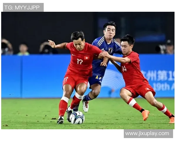 中国足球队与日本队激战在即谁能在这场亚洲对决中胜出